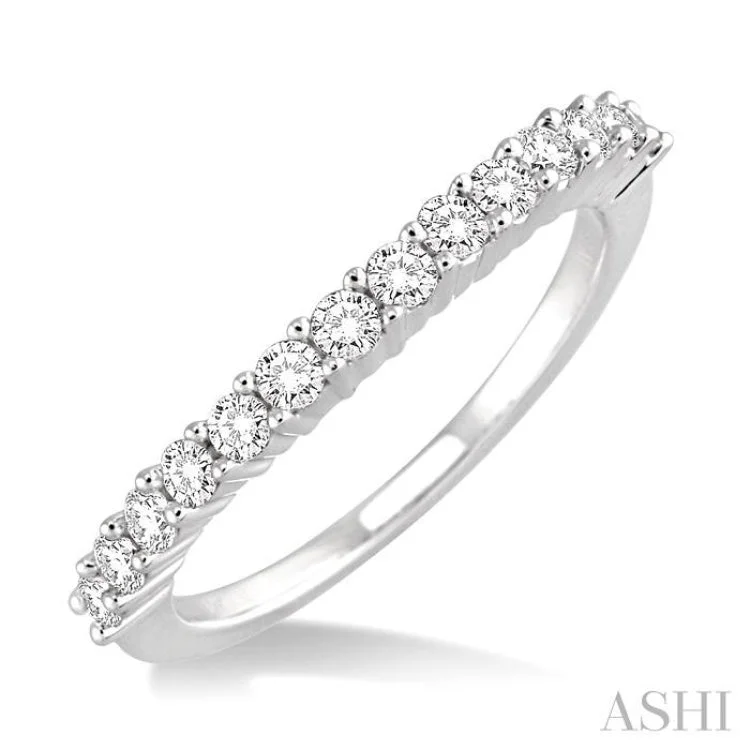 3/4 Ctw Round Cut Diamond 'V' Shape Band in 14K White Gold.